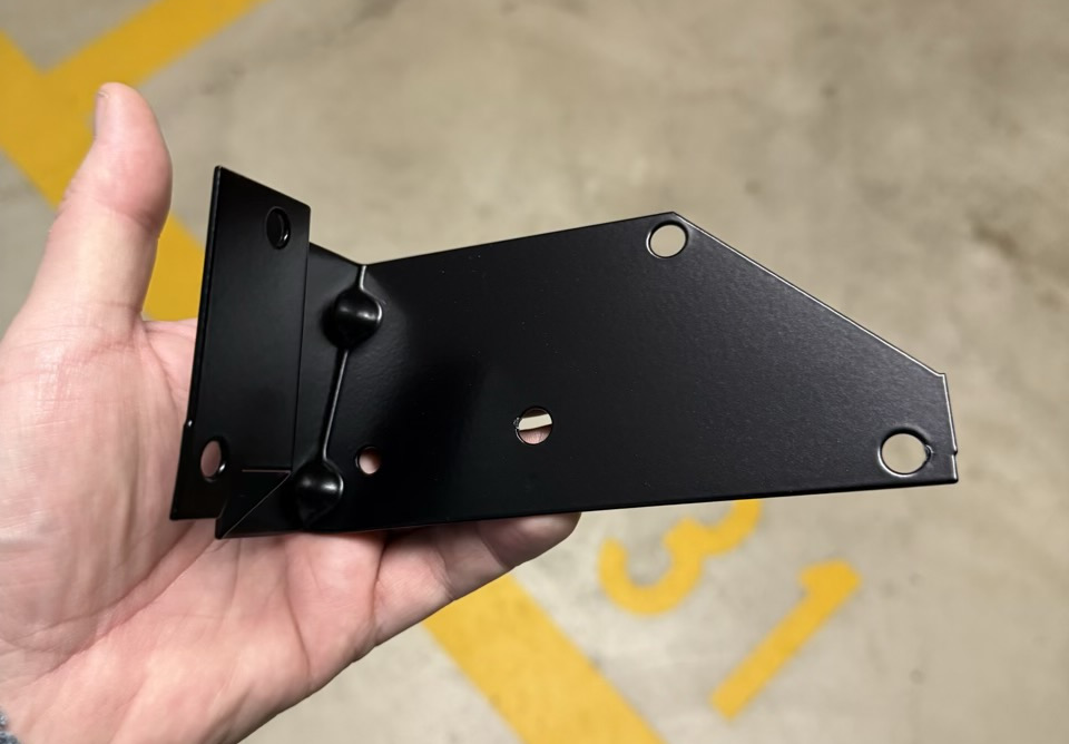 Audi200 - Befestigung GRA Druckpumpe Restauriert.jpg