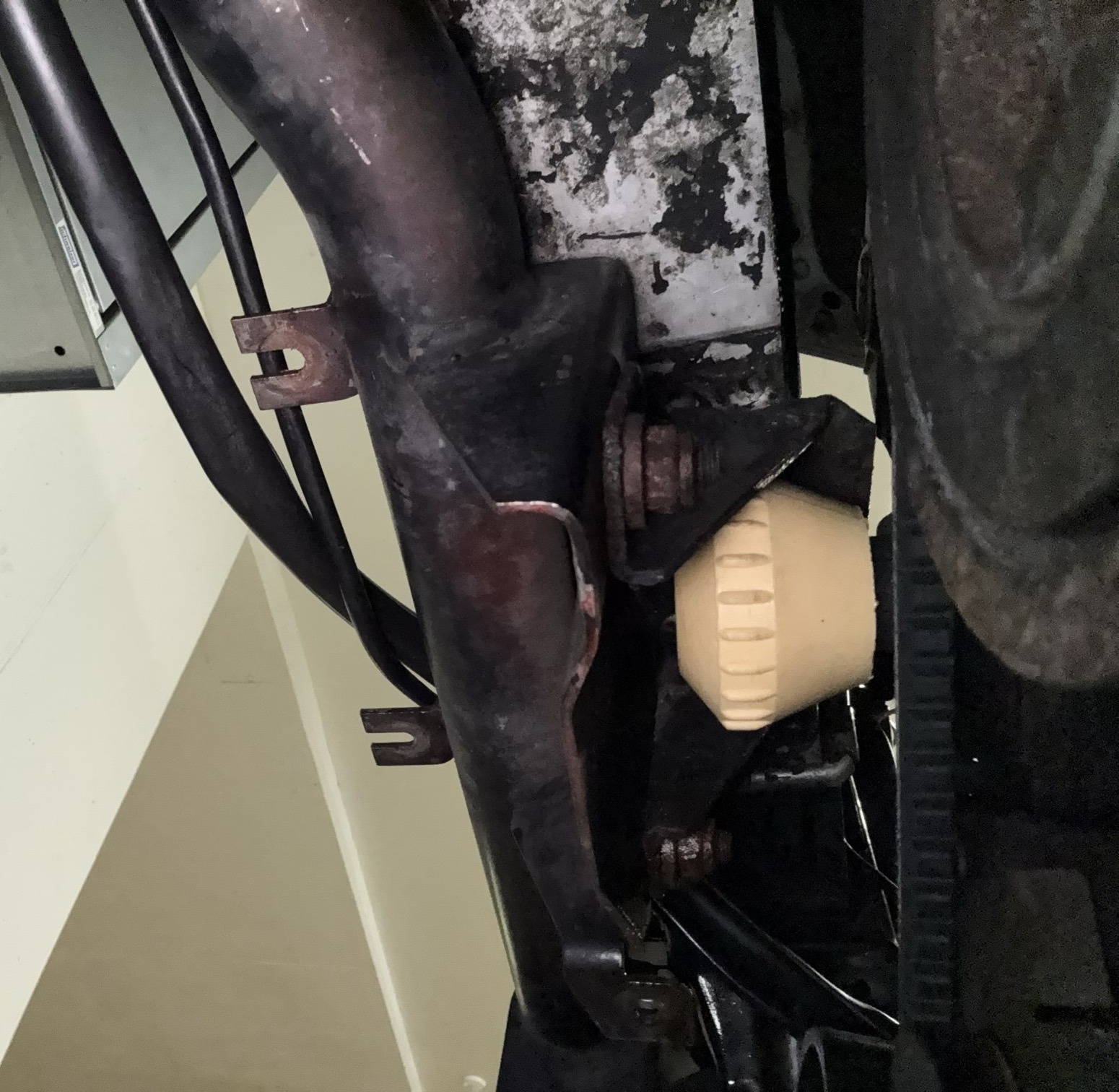 Audi 200 - Halterung und gelbes Puffer vorne am Motorblock.jpg