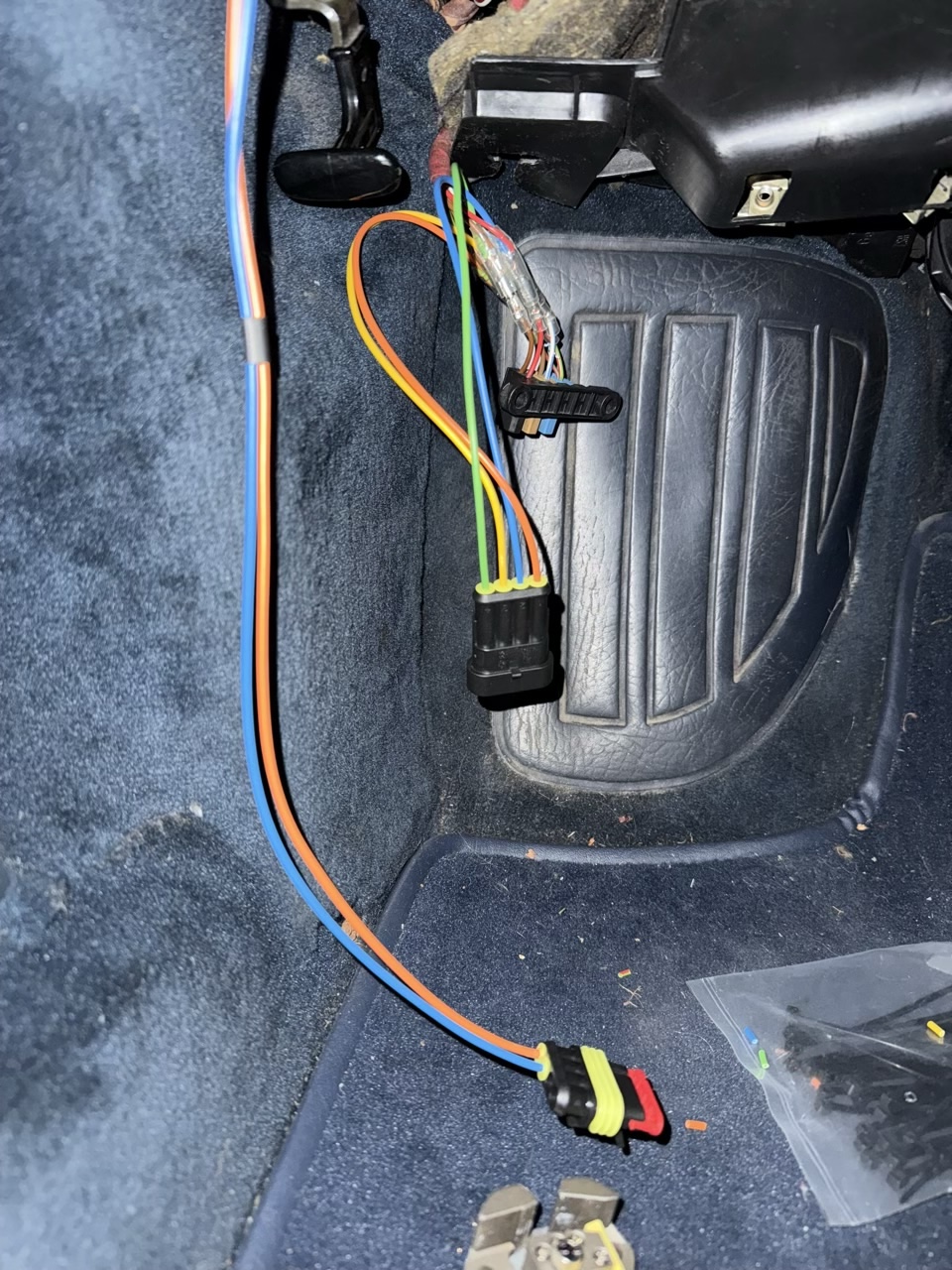 Audi 200 - Check Engine Light - Kabelbaum Fussraum.jpg