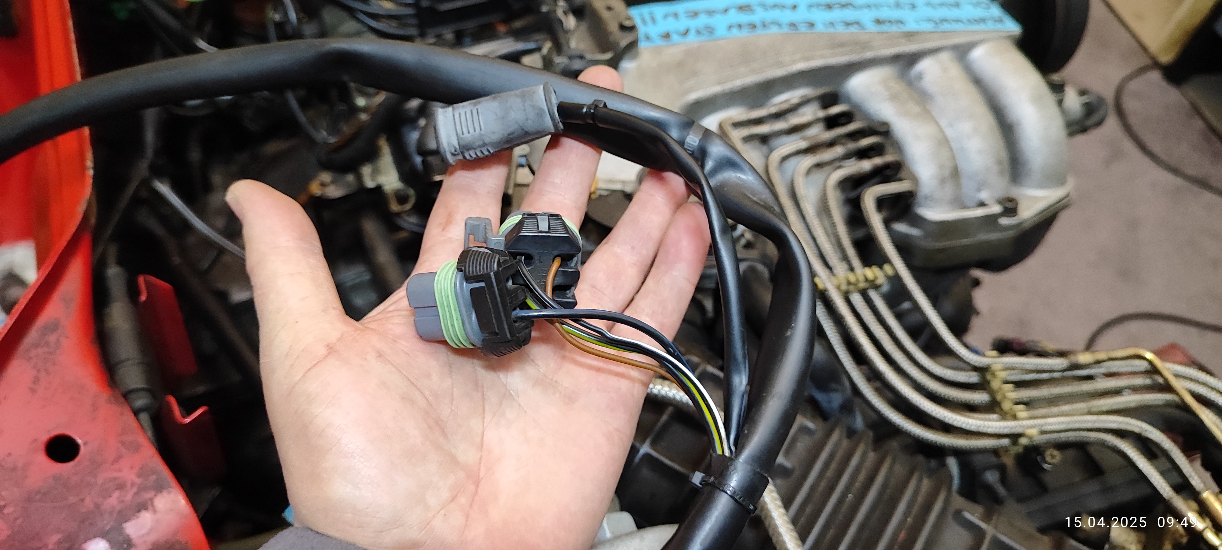 Stecker mit Leitungen für Magnetventil Manuelle Umluft (V8, Japan-Ausführung M 193) nachgerüstet