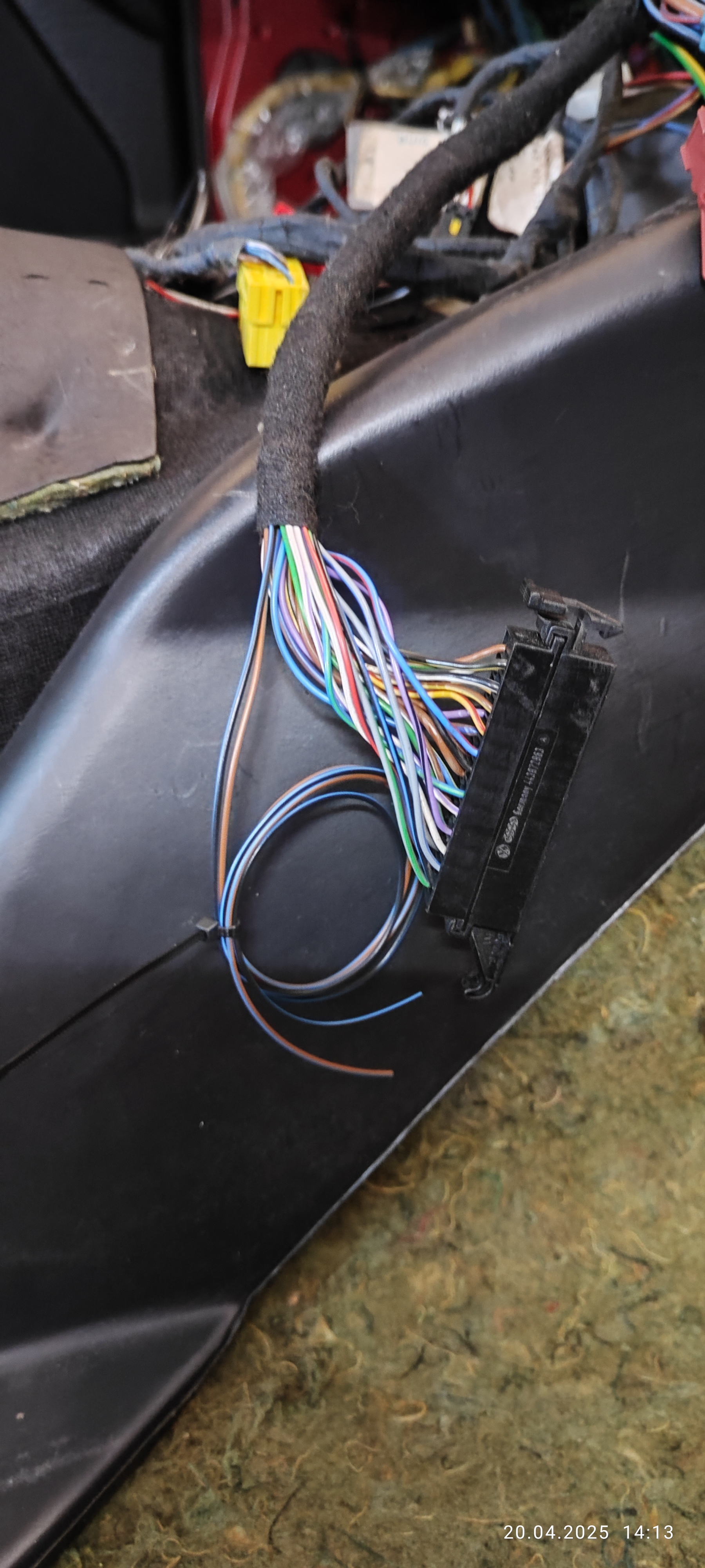 Leitungen für Magnetventil Manuelle Umluft (V8, Japan-Ausführung M 193) bis zum Schalter für Frischluftklappe E114 in Klima-Leitungssatz integriert