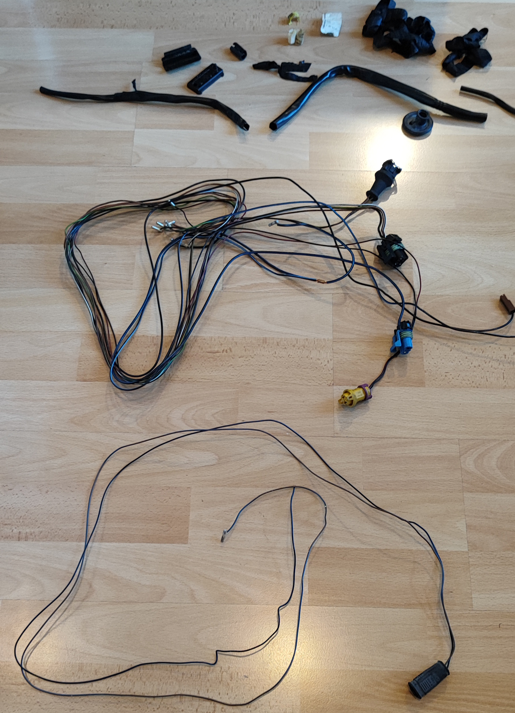 Anschlussstecker für Magnetventil Umluftklappe aus V8-Leitungssatz heraus getrennt