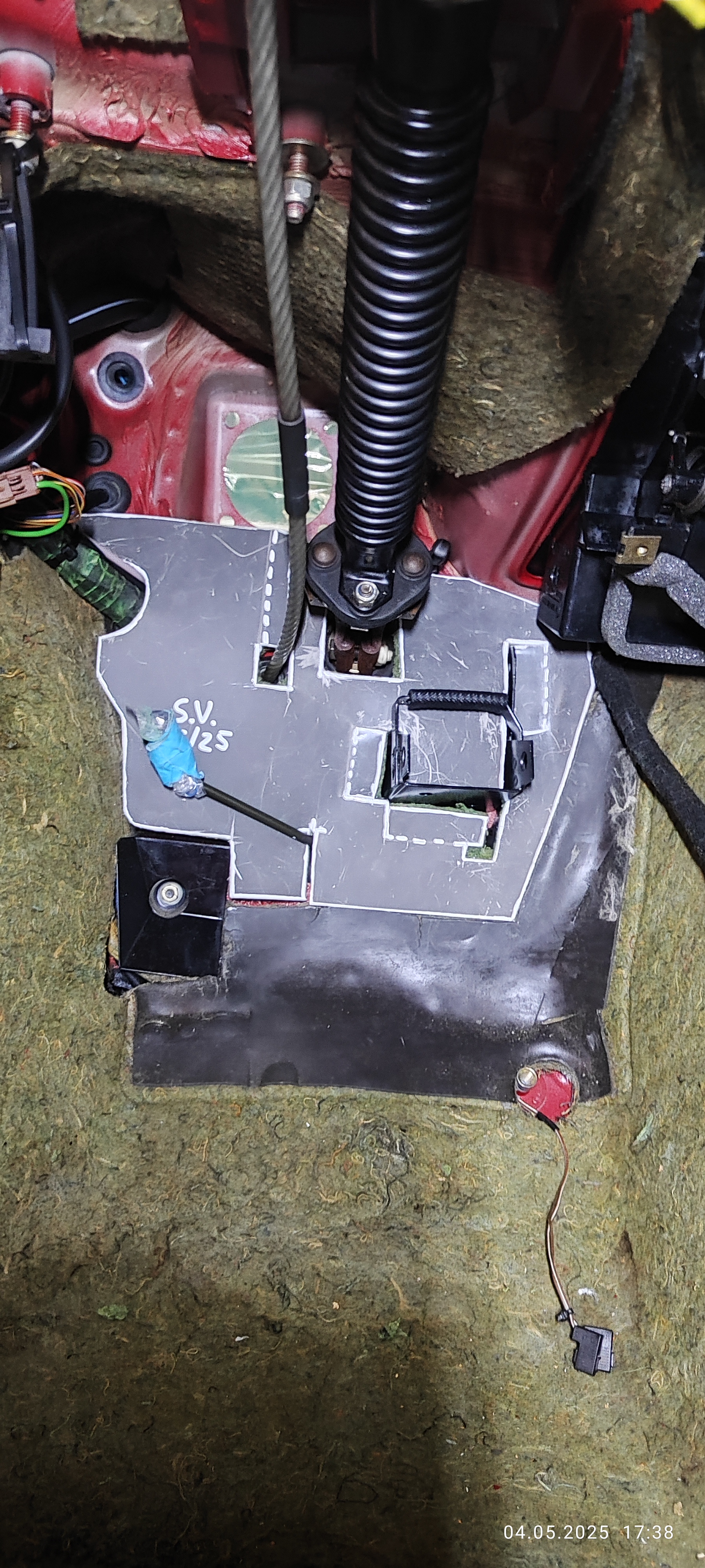 Dämmung hinter Pedale wiederhergestellt