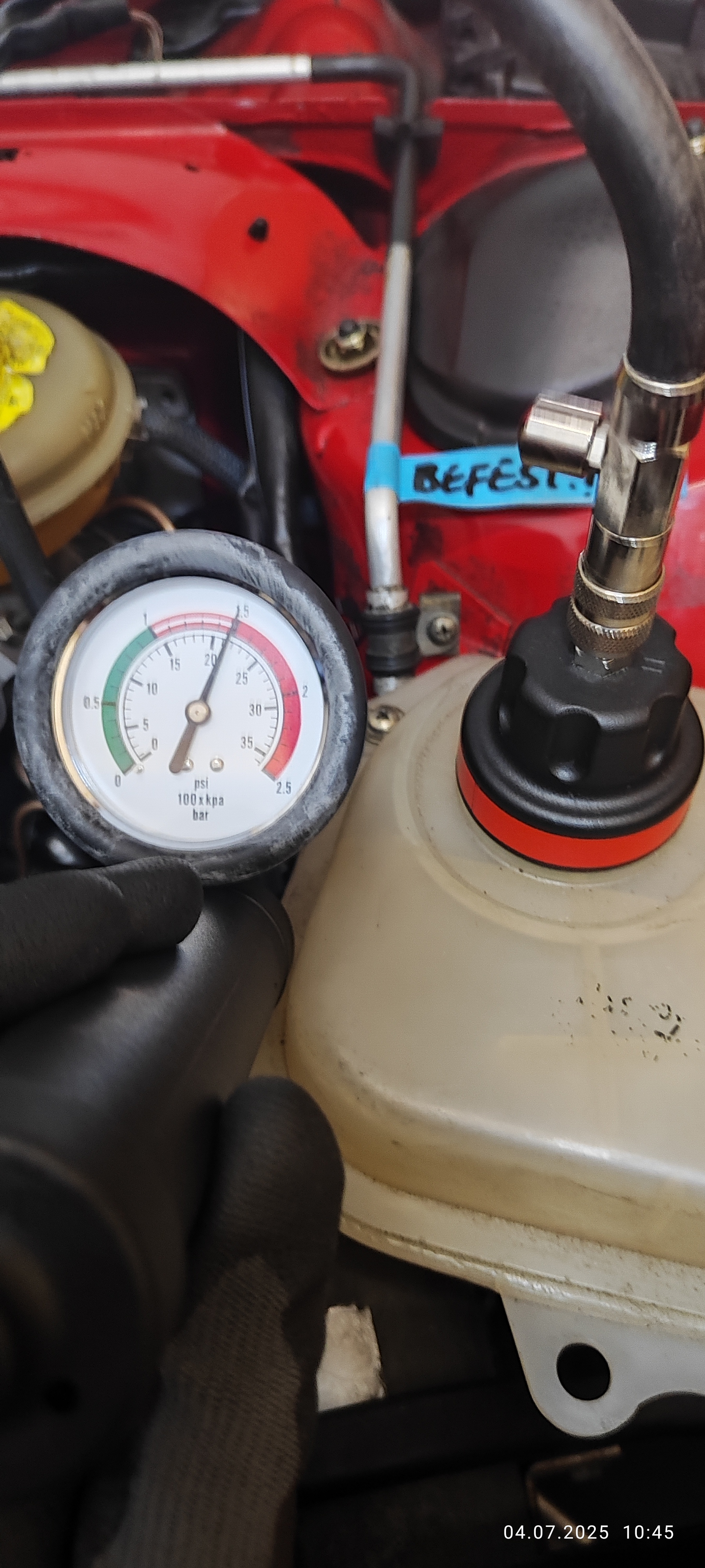 Kühlsystem abgedrückt und ebenfalls Undichtigkeiten festgestellt