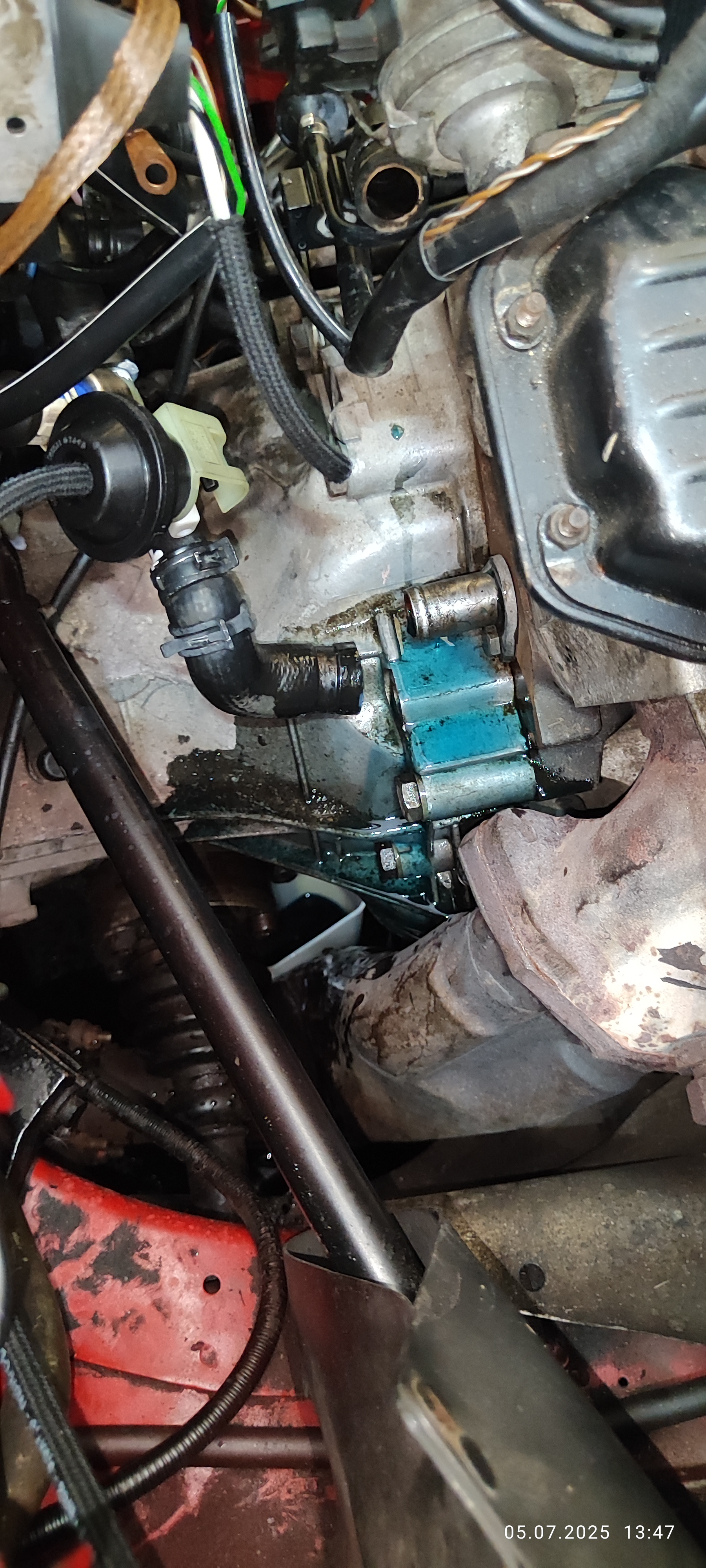 Kühlsystem, Undichtigkeit 2 - Falsche bzw. zu schwache Federbandschelle am hinteren Stutzen