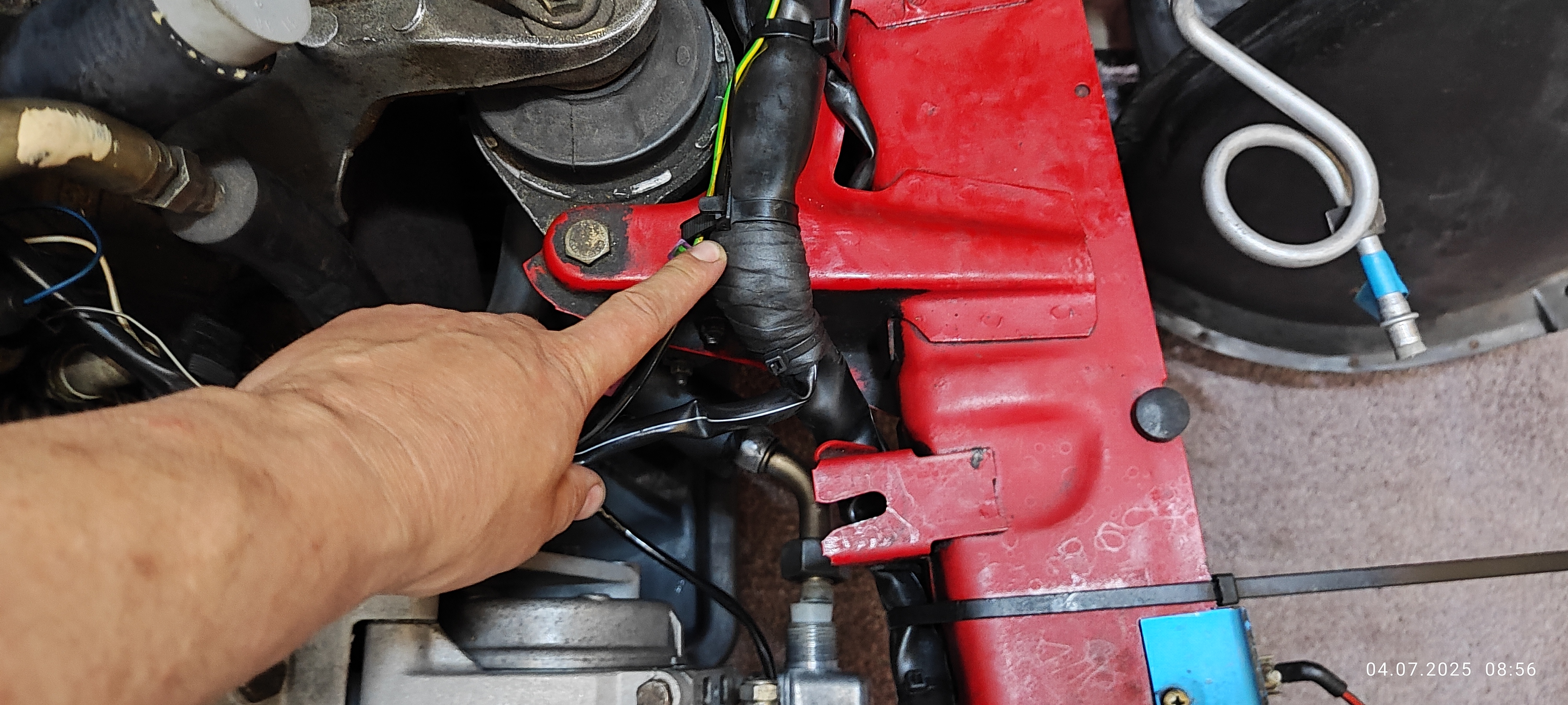 neuer Kabelbaum um 4 cm umverlegt wegen Kollision mit Kühler-/Kondensatorpaket