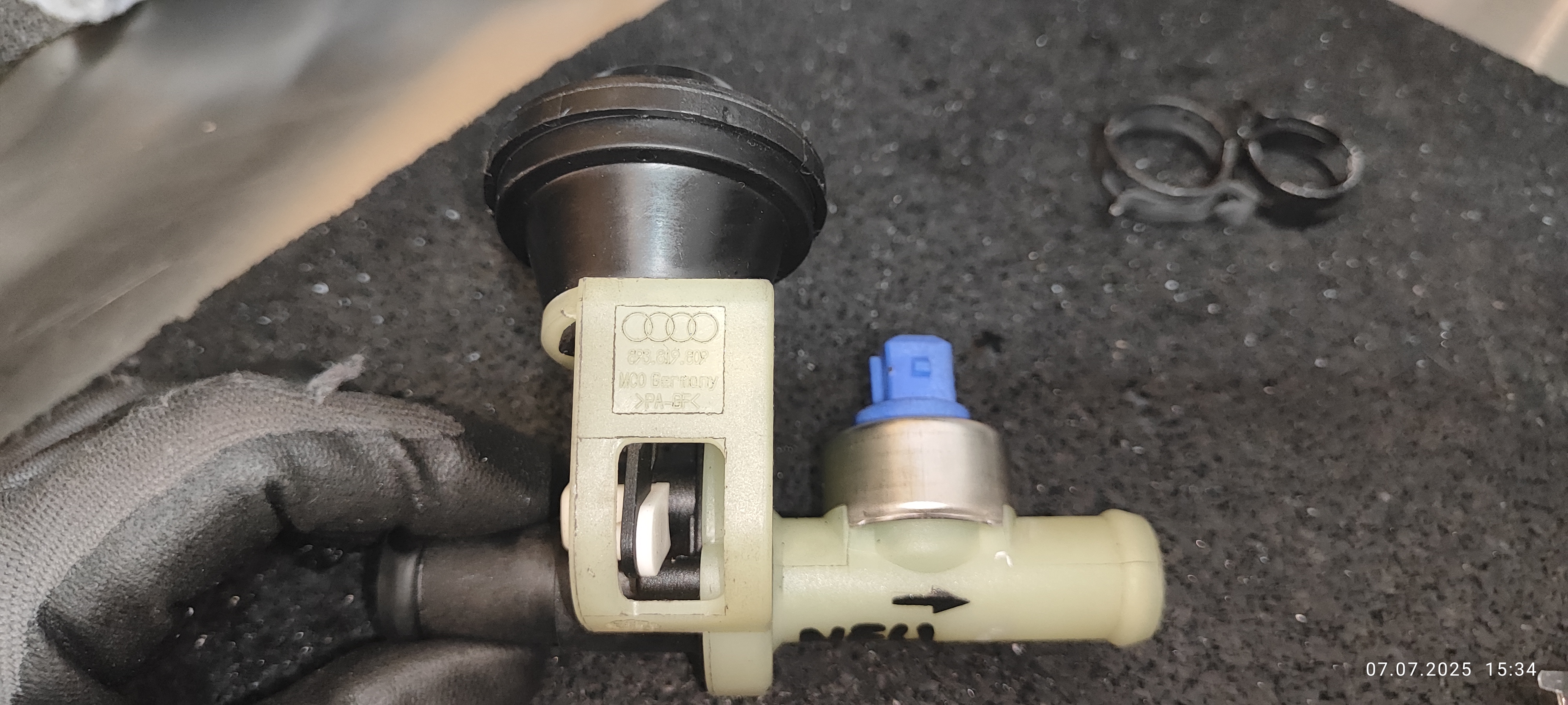 Heizungsventil 893819809 (mit Temperaturgeber), Pfeil für Flußrichtung