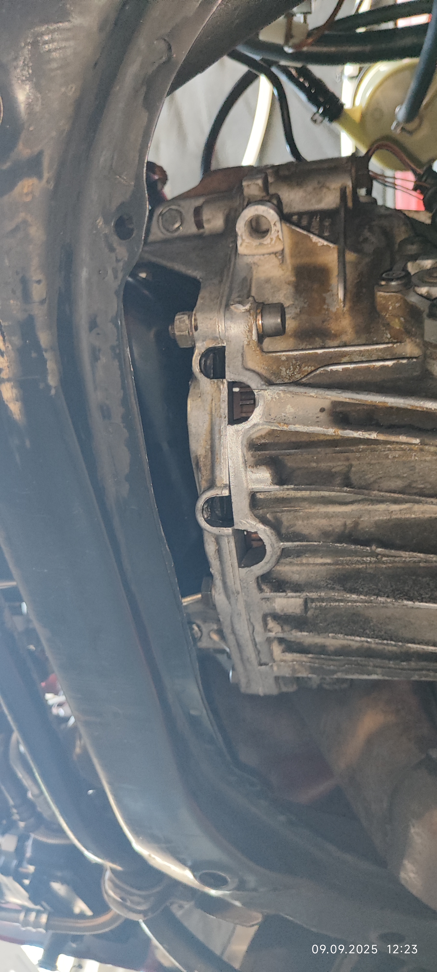 Getriebehalter mit ungeeigneten Zugängen zur Ölwannen Verschraubung